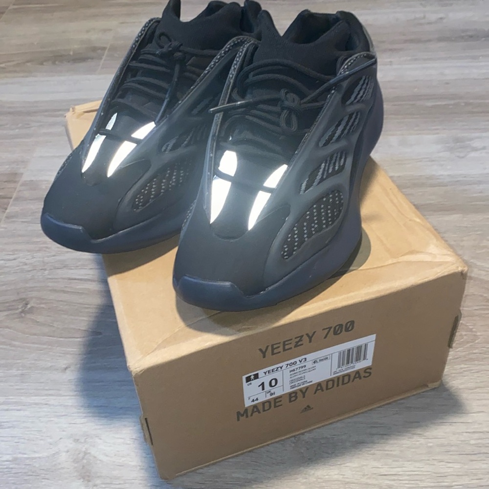 Yeezy 700v3 alvah